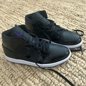 Jordan AJ 1 Mid SE - Size 8